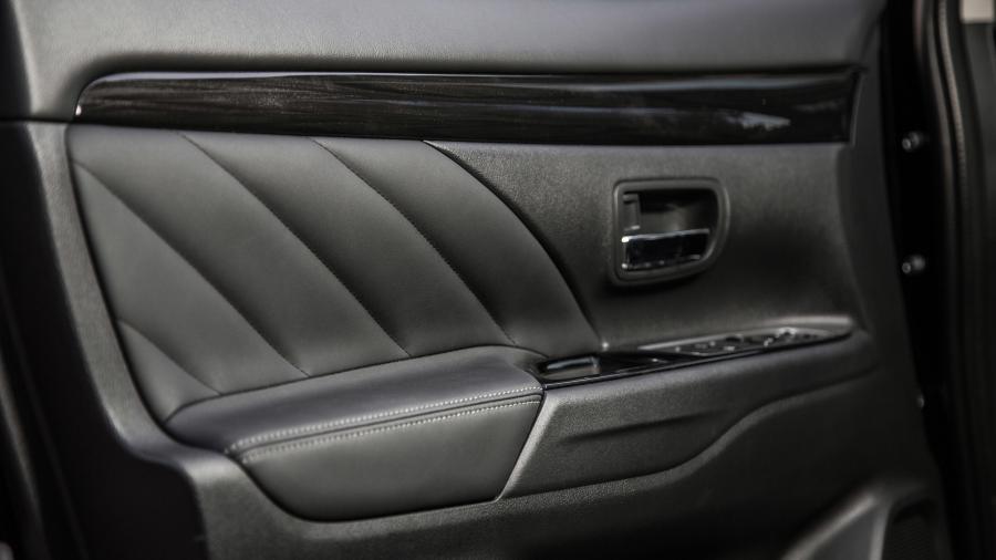 Детали интерьера Mitsubishi Outlander PHEV 2017 года  (NA) (фото 62 из 70)